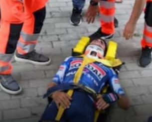 Ποδηλάτης συγκρούστηκε με κολώνα και μεταφέρθηκε στο νοσοκομείο (video)