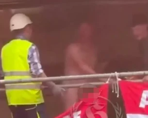 Επικό σκηνικό - Γυμνός οπαδός της Γιουνάιτεντ χόρευε γυμνός σε σκαλωσιά