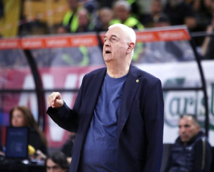 Θερμό χειροκρότημα για τον Σάκοτα από τον κόσμο της ΑΕΚ στη Sunel Arena (video) Θερμό χειροκρότημα για τον Σάκοτα από τον κόσμο της ΑΕΚ στη Sunel Arena (video)