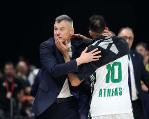 Οι «πράσινες» αγκαλιές του Γιασικεβίτσιους μετά τον ημιτελικό του Final 4 Οι «πράσινες» αγκαλιές του Γιασικεβίτσιους μετά τον ημιτελικό του Final 4