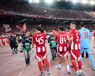 Οι πανηγυρισμοί του Ολυμπιακού μαζί με τον κόσμο για την κατάκτηση του Κυπέλλου (video)