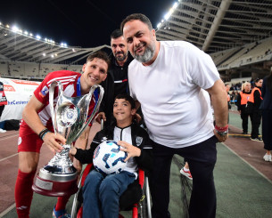 Ο μικρός Γιαννάκης σήκωσε την κούπα μαζί με τον Παναγιώτη Ρέτσο και τον Βαγγέλη Μαρινάκη (video)