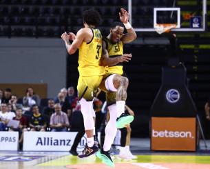 Dunk party στη Sunel Arena μεταξύ ΑΕΚ και Προμηθέα (video) Dunk party στη Sunel Arena μεταξύ ΑΕΚ και Προμηθέα (video)
