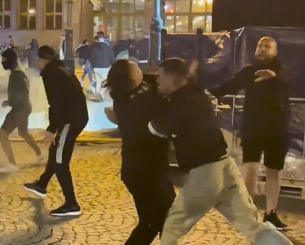 Απίστευτο σκηνικό - Οπαδός της Μπέτις μπερδεύτηκε και χτύπησε δικό του στα επεισόδια πριν τον τελικό (video) Απίστευτο σκηνικό - Οπαδός της Μπέτις μπερδεύτηκε και χτύπησε δικό του στα επεισόδια πριν τον τελικό (video)