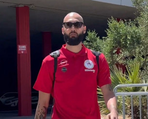 Το «Habibi» του Φουρνιέ στην αναχώρηση του Ολυμπιακού για Άμπου Ντάμπι (video)