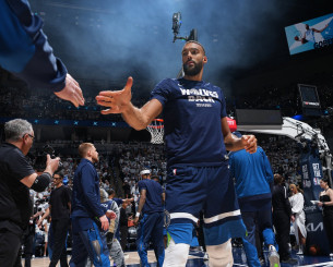 Ο Γκομπέρ χώρισε και έδιωξε από το σπίτι την έγκυο σύντροφό του