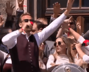 Επικός Κέιν: Τραγούδησε μπροστά σε χιλιάδες φίλους της Μπάγερν (video)