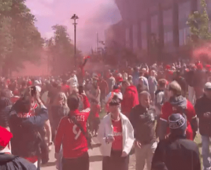 «Τρέλα» για τη Λίβερπουλ έξω από το Άνφιλντ (video)