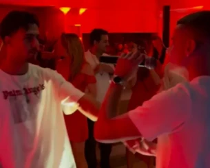 Μουζακίτης και Κωστούλας τραγουδάνε το Gucci φόρεμα σε απίθανο βίντεο! Μουζακίτης και Κωστούλας τραγουδάνε το Gucci φόρεμα σε απίθανο βίντεο!