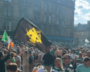 Οπαδός της Σέλτικ πανηγύρισε την κατάκτηση πρωταθλήματος με σημαία της ΑΕΚ (video)