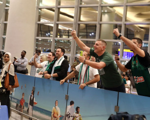 Αποθέωση από λίγους φίλους του Παναθηναϊκού κατά την άφιξη της ομάδας στο Άμπου Ντάμπι