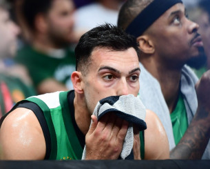 Η εικόνα του απογοητευμένου Σλούκα στον πάγκο τα έλεγε όλα Η εικόνα του απογοητευμένου Σλούκα στον πάγκο τα έλεγε όλα