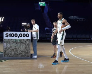 Ο Αντετοκούνμπο και ο MrBeast μοιράζουν 100.000 δολάρια: Ποια η διαδικασία, ποιοι θα κερδίσουν τα χρήματα (video) Ο Αντετοκούνμπο και ο MrBeast μοιράζουν 100.000 δολάρια: Ποια η διαδικασία, ποιοι θα κερδίσουν τα χρήματα (video)