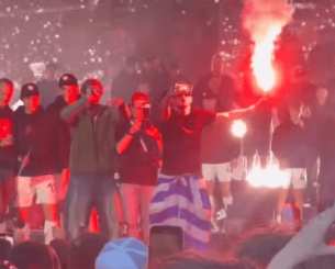 Σε ρυθμούς... Ζαφείρη η φιέστα της Σλάβια Πράγας – Με ελληνική σημαία και καπνογόνο ο Έλληνας μέσος Σε ρυθμούς... Ζαφείρη η φιέστα της Σλάβια Πράγας – Με ελληνική σημαία και καπνογόνο ο Έλληνας μέσος