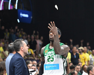 Ο Κέντρικ Ναν πέταξε το μασελάκι του με το που αποβλήθηκε