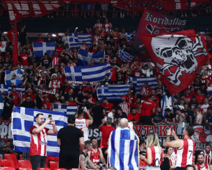 Αμέτρητες ελληνικές σημαίες στο ΣΕΦ και σε παράταξη πίσω από τον πάγκο του Παναθηναϊκού Αμέτρητες ελληνικές σημαίες στο ΣΕΦ και σε παράταξη πίσω από τον πάγκο του Παναθηναϊκού