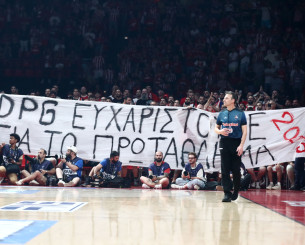 To σαρκαστικό πανό των φίλων του Ολυμπιακού προς τον Δημήτρη Γιαννακόπουλο To σαρκαστικό πανό των φίλων του Ολυμπιακού προς τον Δημήτρη Γιαννακόπουλο