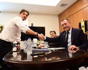 Η χειραψία Βρούτση με Γιαννακόπουλο στο υπουργείο Η χειραψία Βρούτση με Γιαννακόπουλο στο υπουργείο