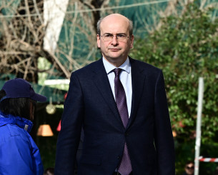 Ο Χατζηδάκης αναφέρθηκε στο ενδεχόμενο να δει η κυβέρνηση ξεχωριστά τους «αιώνιους» Ο Χατζηδάκης αναφέρθηκε στο ενδεχόμενο να δει η κυβέρνηση ξεχωριστά τους «αιώνιους»