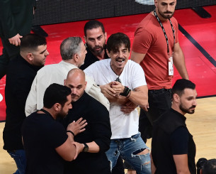 Χαμός με Γιαννακόπουλο στο ΣΕΦ, έφτασε μέχρι το κέντρο του γηπέδου Χαμός με Γιαννακόπουλο στο ΣΕΦ, έφτασε μέχρι το κέντρο του γηπέδου