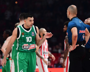 Σλούκας στους διαιτητές: «Ντροπή, τα ίδια κάνατε και πέρσι» Σλούκας στους διαιτητές: «Ντροπή, τα ίδια κάνατε και πέρσι»