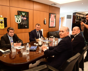 Έφτασαν οι Αγγελόπουλοι στο γραφείο του Βρούτση (video) Έφτασαν οι Αγγελόπουλοι στο γραφείο του Βρούτση (video)