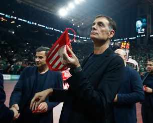 Η αντίδραση του Μπαρτζώκα στην άρνηση του Αταμάν να πάρει το λάβαρο του Ολυμπιακού Η αντίδραση του Μπαρτζώκα στην άρνηση του Αταμάν να πάρει το λάβαρο του Ολυμπιακού