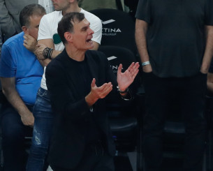 Μπαρτζώκας: «Ρωτήστε τον Αταμάν τι έγινε με το λάβαρο, εγώ δε το έχω κάνει ποτέ» Μπαρτζώκας: «Ρωτήστε τον Αταμάν τι έγινε με το λάβαρο, εγώ δε το έχω κάνει ποτέ»