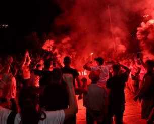 Χιλιάδες οπαδοί στο ΣΕΦ περιμένουν την αποστολή του Ολυμπιακού Χιλιάδες οπαδοί στο ΣΕΦ περιμένουν την αποστολή του Ολυμπιακού