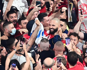 «Πνίγηκε» ο Φουρνιέ στις αγκαλιές των φίλων του Ολυμπιακού (video) «Πνίγηκε» ο Φουρνιέ στις αγκαλιές των φίλων του Ολυμπιακού (video)