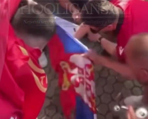 Μυρίζει μπαρούτι στα Τίρανα: Αλβανοί οπαδοί έσκισαν σημαία της Σερβίας (video) Μυρίζει μπαρούτι στα Τίρανα: Αλβανοί οπαδοί έσκισαν σημαία της Σερβίας (video)