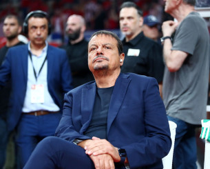 Ο Αταμάν έκανε είσοδο στο ΣΕΦ φορώντας ακουστικά και... σιγοτραγουδώντας (video) Ο Αταμάν έκανε είσοδο στο ΣΕΦ φορώντας ακουστικά και... σιγοτραγουδώντας (video)