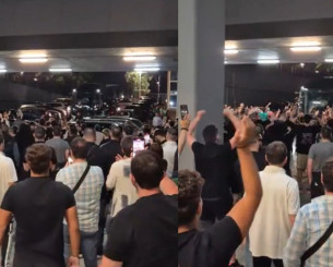 Περίπου 1.000 οπαδοί του Παναθηναϊκού στο ΟΑΚΑ - Αποθέωσαν την ομάδα (video) Περίπου 1.000 οπαδοί του Παναθηναϊκού στο ΟΑΚΑ - Αποθέωσαν την ομάδα (video)