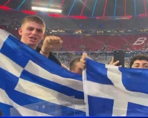 Έλληνες οπαδοί της Παρί πανηγυρίζουν με γαλανόλευκες σημαίες στην «Allianz Arena» (video) Έλληνες οπαδοί της Παρί πανηγυρίζουν με γαλανόλευκες σημαίες στην «Allianz Arena» (video)