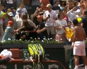 Μαλλιοτράβηγμα στο Roland Garros για την... μπλούζα του 20χρονου Γάλλου Αρτούρ Φιλς! (video) Μαλλιοτράβηγμα στο Roland Garros για την... μπλούζα του 20χρονου Γάλλου Αρτούρ Φιλς! (video)