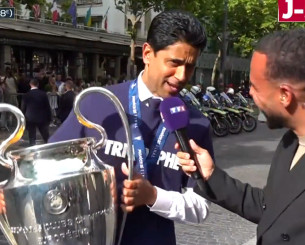 Ο Αλ Κελαϊφί δεν αποχωρίζεται το τρόπαιο του Champions League - Έκανε δηλώσεις κρατώντας το αγκαλιά (video) Ο Αλ Κελαϊφί δεν αποχωρίζεται το τρόπαιο του Champions League - Έκανε δηλώσεις κρατώντας το αγκαλιά (video)