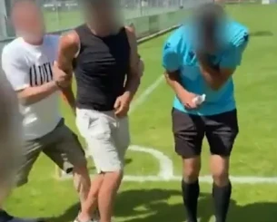 Απίστευτη εικόνα σε αγώνα μικρών παιδιών με πατέρα να ρίχνει μπουνιά στον διαιτητή (video) Απίστευτη εικόνα σε αγώνα μικρών παιδιών με πατέρα να ρίχνει μπουνιά στον διαιτητή (video)