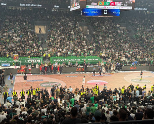 Ένταση στα court-seats του ΟΑΚΑ - Μπήκαν μπροστά στο παρκέ αστυνομικές δυνάμεις Ένταση στα court-seats του ΟΑΚΑ - Μπήκαν μπροστά στο παρκέ αστυνομικές δυνάμεις