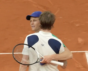 Εύκολα στους «4» του Roland Garros ο Σίνερ, ο Τζόκοβιτς νικητής στο ντέρμπι με τον Ζβέρεφ Εύκολα στους «4» του Roland Garros ο Σίνερ, ο Τζόκοβιτς νικητής στο ντέρμπι με τον Ζβέρεφ
