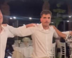 Ο Ιωαννίδης χόρεψε συρτάκι στον γάμο της αδερφής του μαζί με τους Κώτσιρα και Νίκα (video) Ο Ιωαννίδης χόρεψε συρτάκι στον γάμο της αδερφής του μαζί με τους Κώτσιρα και Νίκα (video)