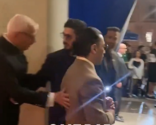 Άρχισαν να σπρώχνουν τον Νουσρέτ για να φύγει από το πάρτι της Παρί - Η αντίδρασή του (video) Άρχισαν να σπρώχνουν τον Νουσρέτ για να φύγει από το πάρτι της Παρί - Η αντίδρασή του (video)