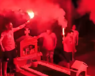 Φίλαθλοι του Ολυμπιακού γιόρτασαν το πρωτάθλημα στο νεκροταφείο με φίλο τους που «έφυγε» από τη ζωή (vid) Φίλαθλοι του Ολυμπιακού γιόρτασαν το πρωτάθλημα στο νεκροταφείο με φίλο τους που «έφυγε» από τη ζωή (vid)