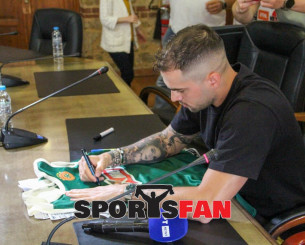 Ο Τολιόπουλος προβάρει τα… πράσινα: Υπέγραψε φανέλα του Παναθηναϊκού στη Βέροια