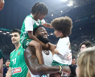 Γιορτή του Πατέρα: Μοναδικές εικόνες με οικογενειακές στιγμές στα ελληνικά γήπεδα!