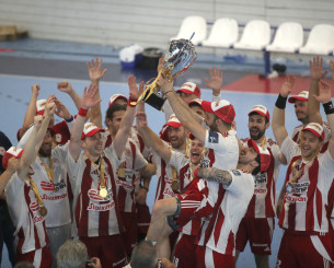 Η απονομή του τροπαίου στον πρωταθλητή Ολυμπιακό (video) Η απονομή του τροπαίου στον πρωταθλητή Ολυμπιακό (video)