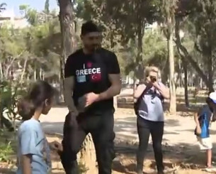 Ο Ενές Καντέρ πήρε μέρος σε δενδροφύτευση στην Αθήνα με μπλουζάκι «αγαπώ την Ελλάδα»