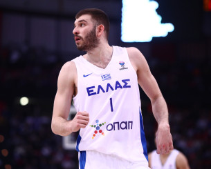 Στην Ελλάδα ο Ρογκαβόπουλος - Κάνει διακοπές στη Σαντόρινη