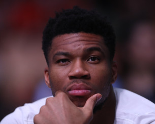 Αυτό είναι το αυτοκίνητο... όνειρο με το οποίο κάνει τις βόλτες του ο Αντετοκούνμπο στην Αθήνα