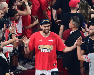 Ο Μιλουτίνοφ πέτυχε double double για τον Ολυμπιακό σε ματς τίτλου 29 χρόνια μετά Ο Μιλουτίνοφ πέτυχε double double για τον Ολυμπιακό σε ματς τίτλου 29 χρόνια μετά