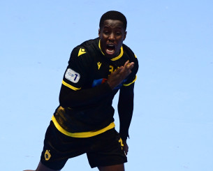 Θρίλερ ο τίτλος στο χάντμπολ, η ΑΕΚ κέρδισε τον Ολυμπιακό στην Ηλιούπολη και ισοφάρισε σε 2-2